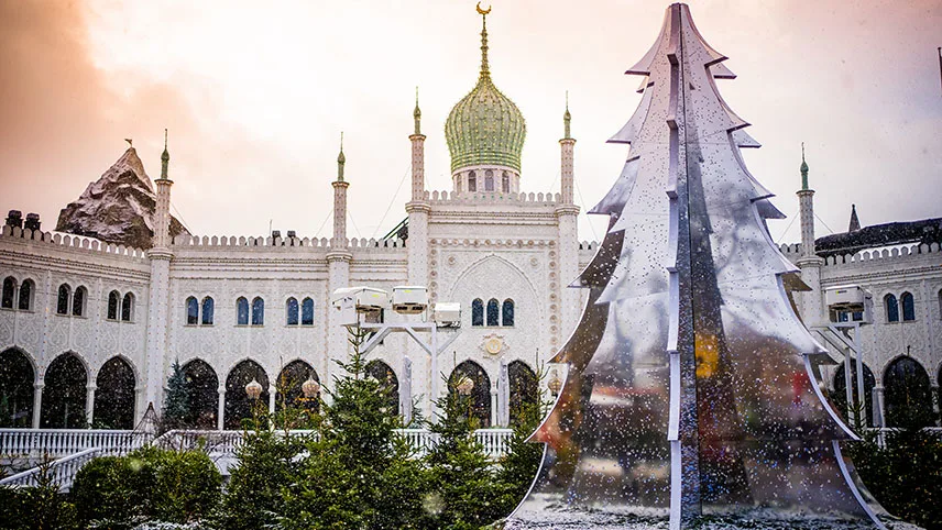 Hotellet Nimb med vackra julgranar och silverfärgat julpynt mot en blek vinterhimmel.