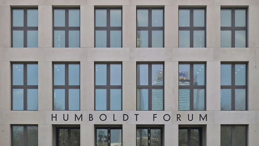 Bild av Humboldt Forums fasad med symmetriska fönster och namnet i stora bokstäver.