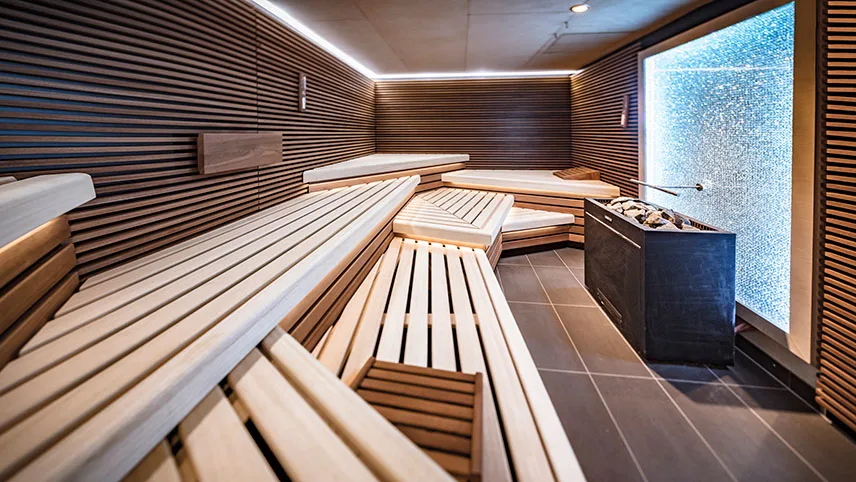 Hotellets bastu med långa lavar i trä, ett stort aggregat och fönster med frostat glas.