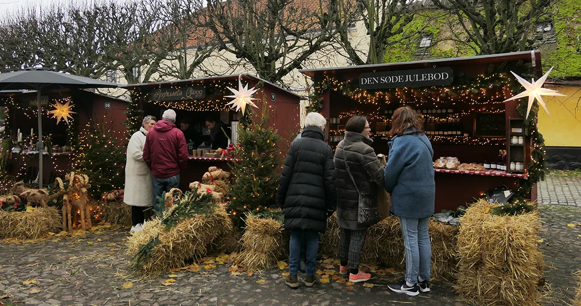 Människor och marknadsstånd på julmarknad i Dragør utanför Köpenhamn.