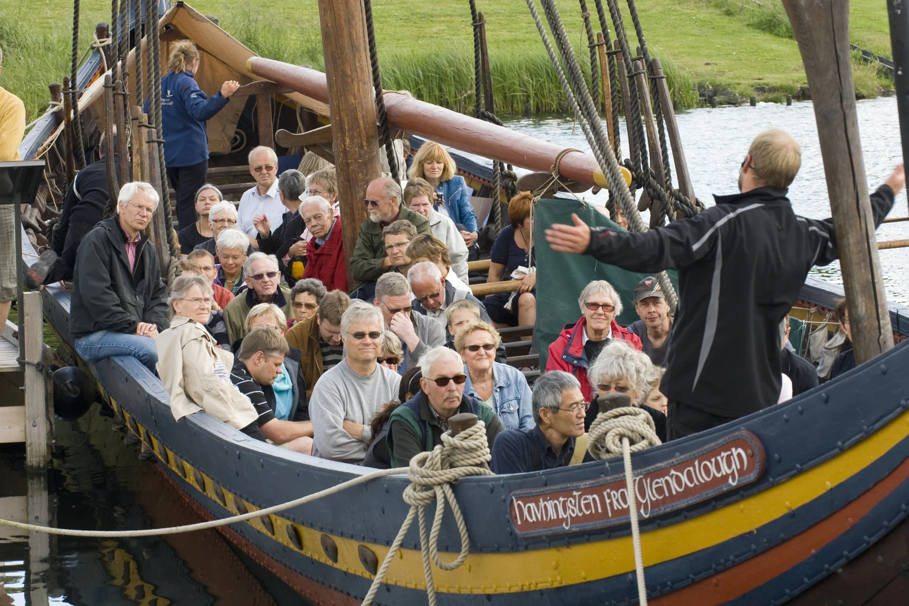 Besökare seglar på Roskilde Fjord i ett av museets träskepp tillsammans med guider.