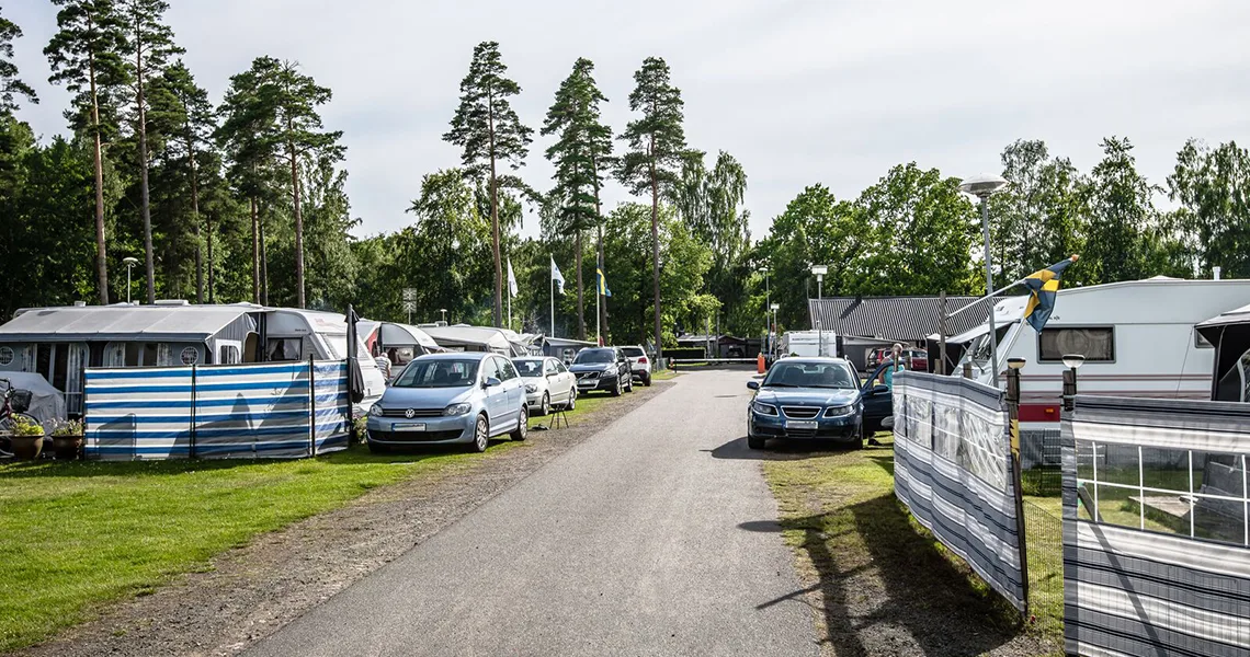 Camping med campingvogne og biler på Campingferie i Skåne.