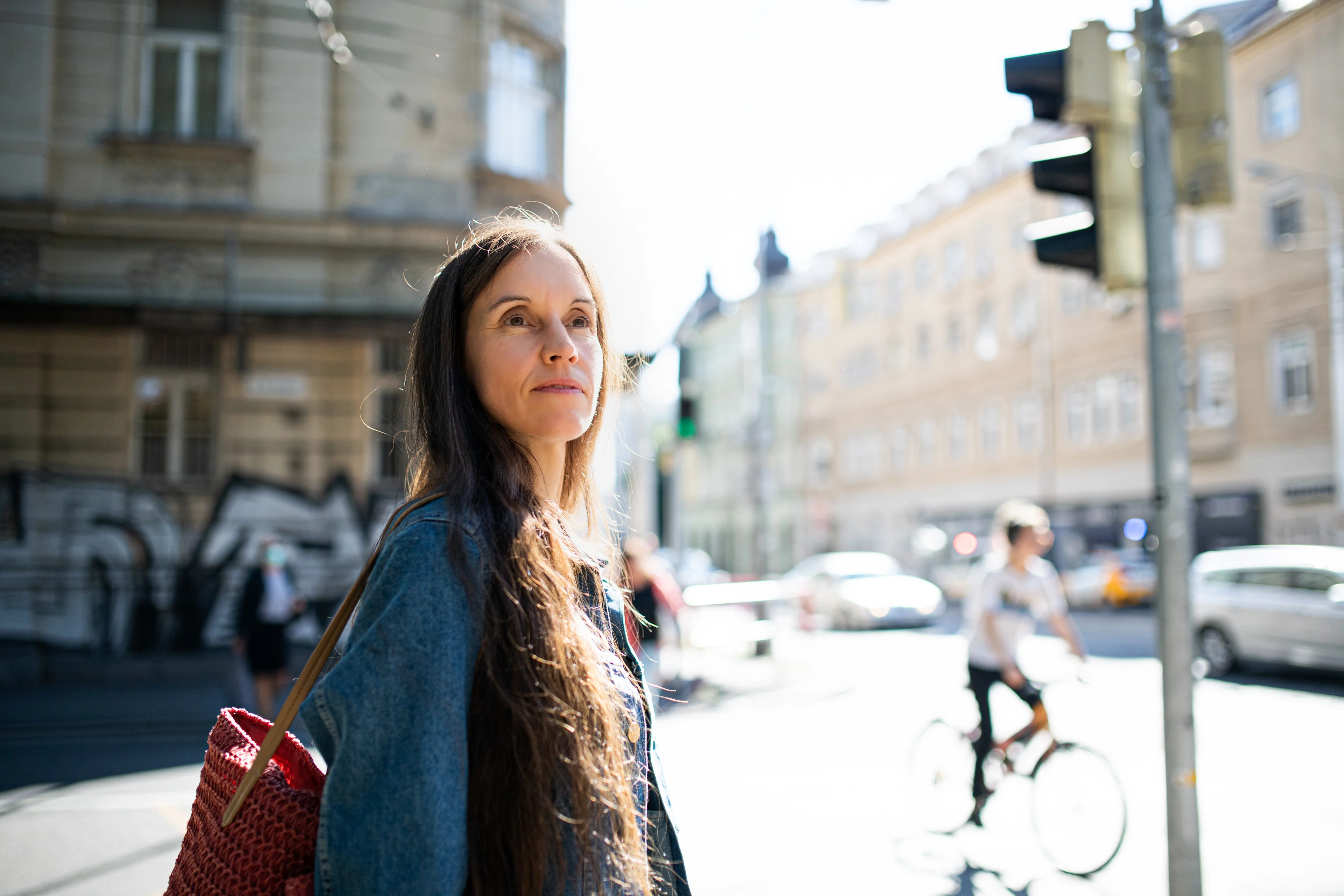 Kvinna i Köpenhamn som letar smultronställen.