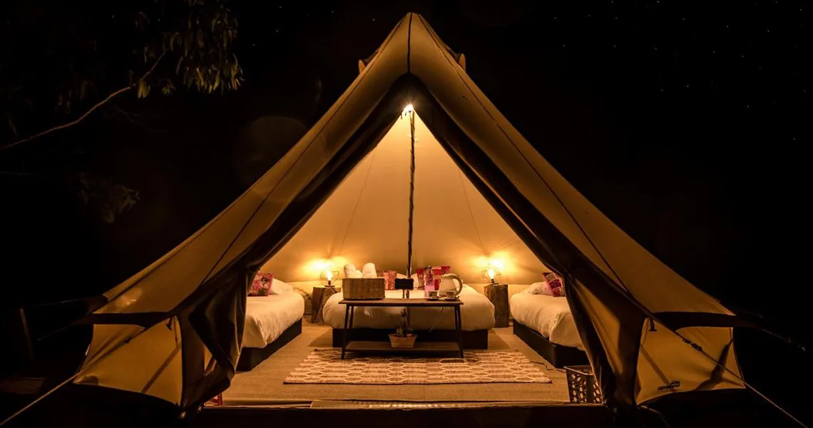 Luksuriøst stort campingtelt med senge på Glamping i Sverige.
