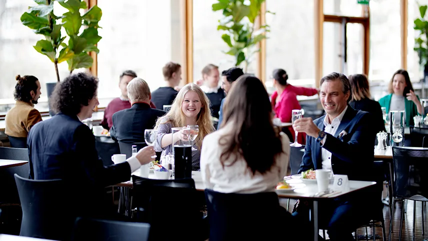 Foyeren hos Malmø Opera hvor folk sidder og får drinks inden en forestilling.