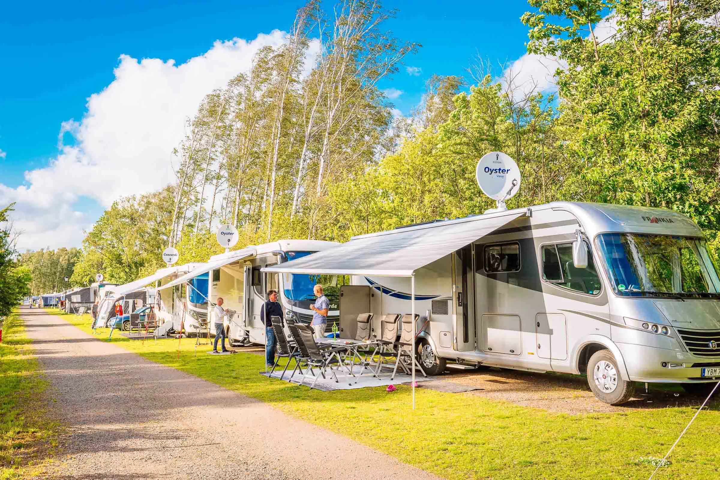 Borstahusen Camping hvor autocampere holder side om side.