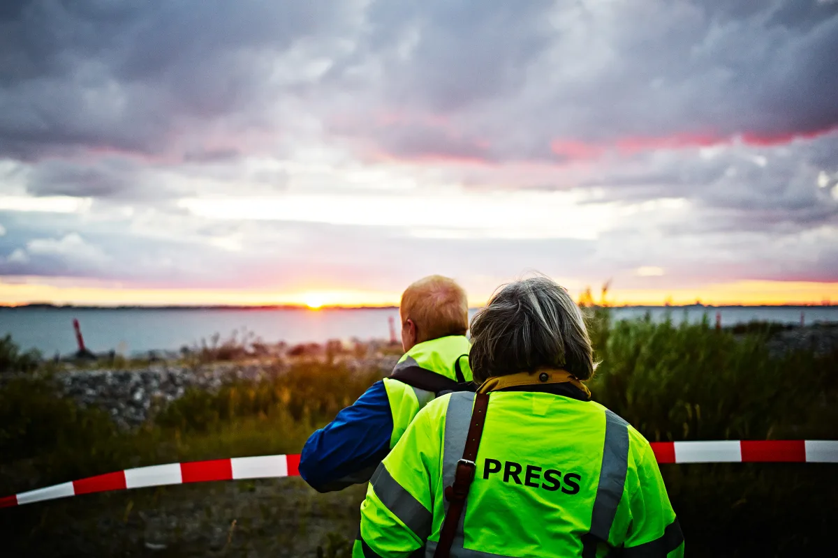 Journalists at the Peberholm at dusk