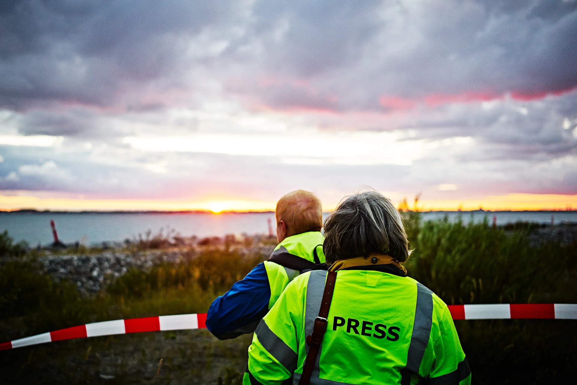 Journalister på Pepparholm i skymningen