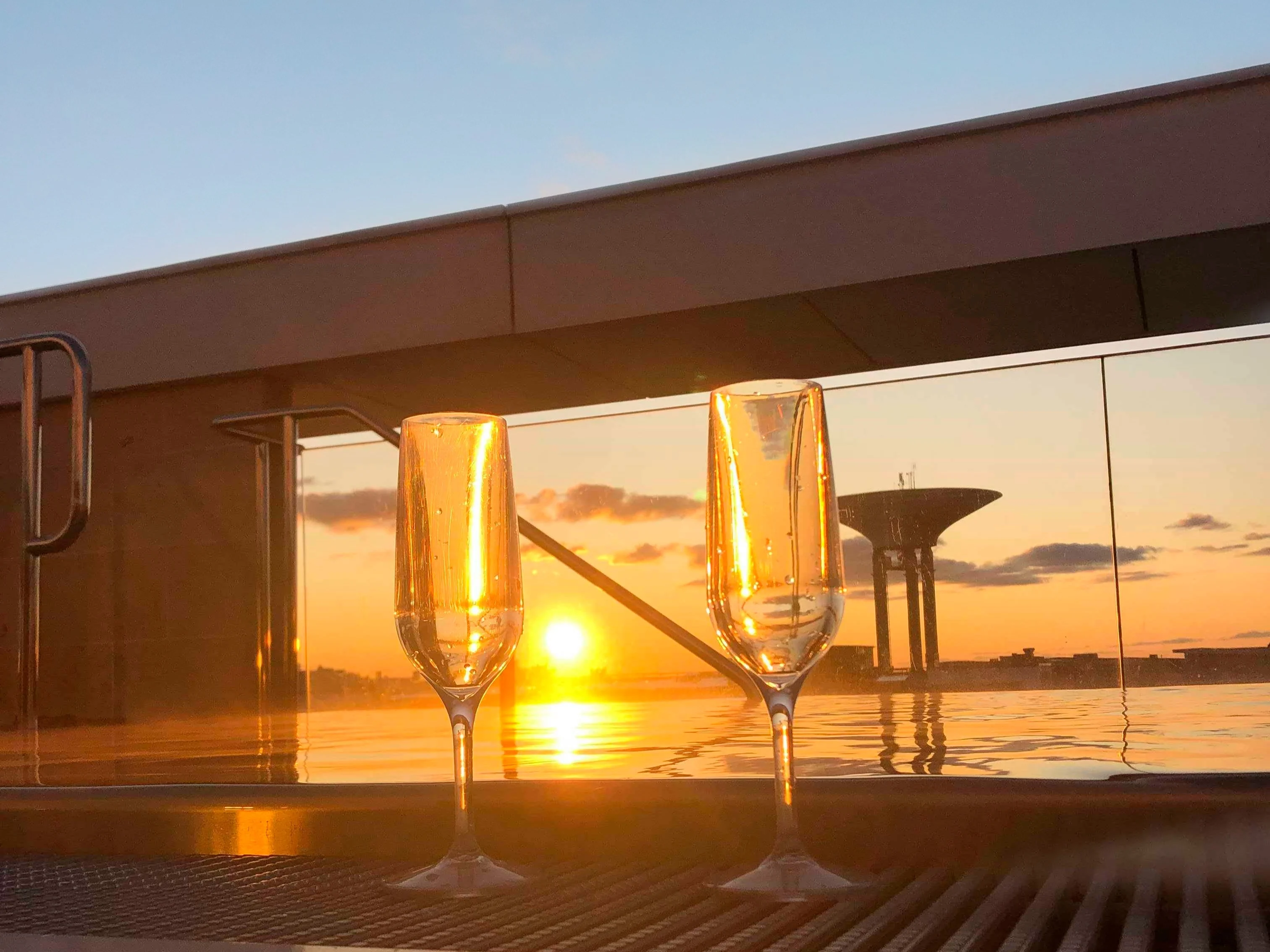 To glas champagne i solnedgangen på Hotel Öresund.