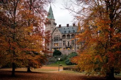 Her ses fantastiske Teleborg Slott ved Växjo i fine efterårsfarver. Slottet ligger i naturskønne omgivelser og er bygget i gotisk stil.