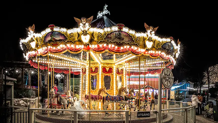 Julelys på karrusellerne i Liseberg forlystelsesparken, som ligger i Göteborg.