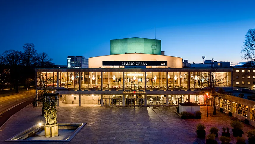 Malmø Opera under en blå aftenhimmel fotograferet oppefra med drone.