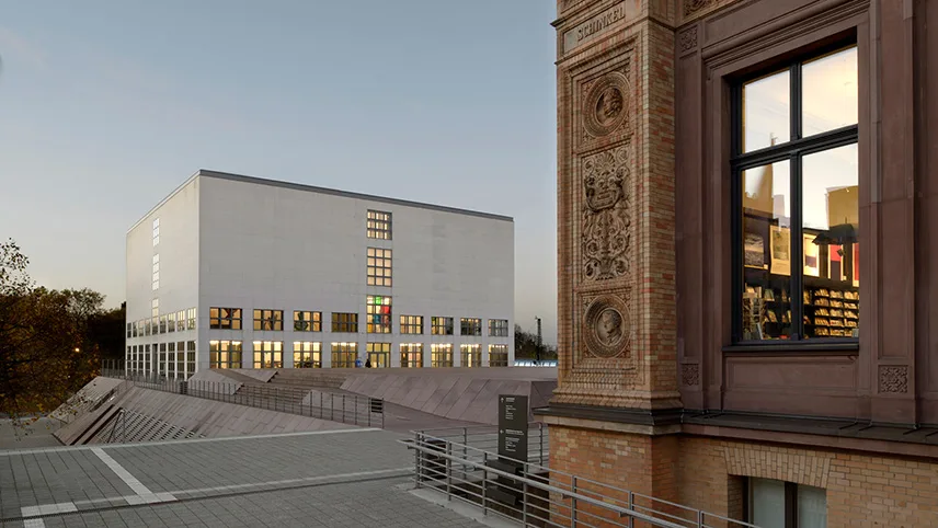 Hamburger Kunsthalle med både gamla och nya byggnader samt en stor takterrass.