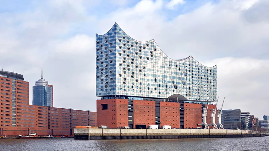 Koncerthuset Elbphilharmonie vid Elbe i Hamburg. Byggnaden är 26 våningar hög och byggd ovanpå ett gammalt hamnmagasin.