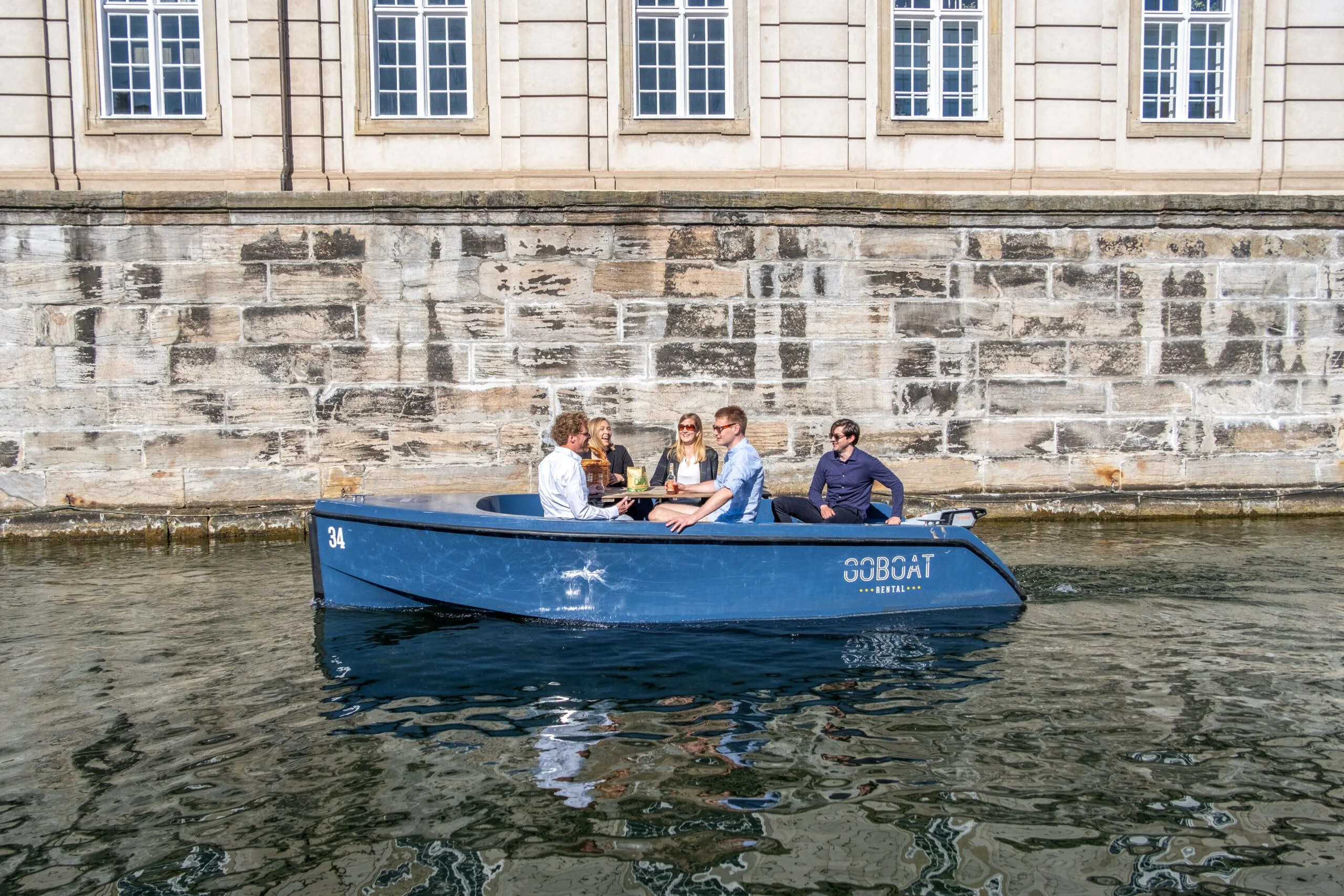Människor i båt som man kan hyra av GoBoat och köra själv i Köpenhamn.