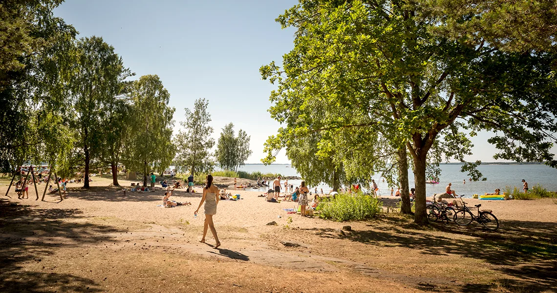 Campingferie i Sverige ved en lille sø med strand.