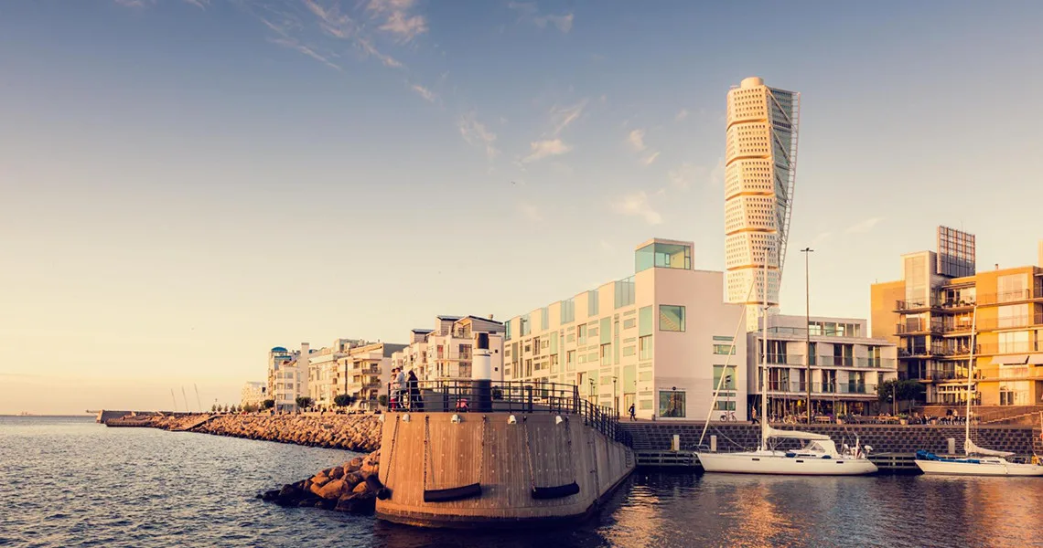 Västra hamnen i Malmø med Turning Torso i baggrunden. 