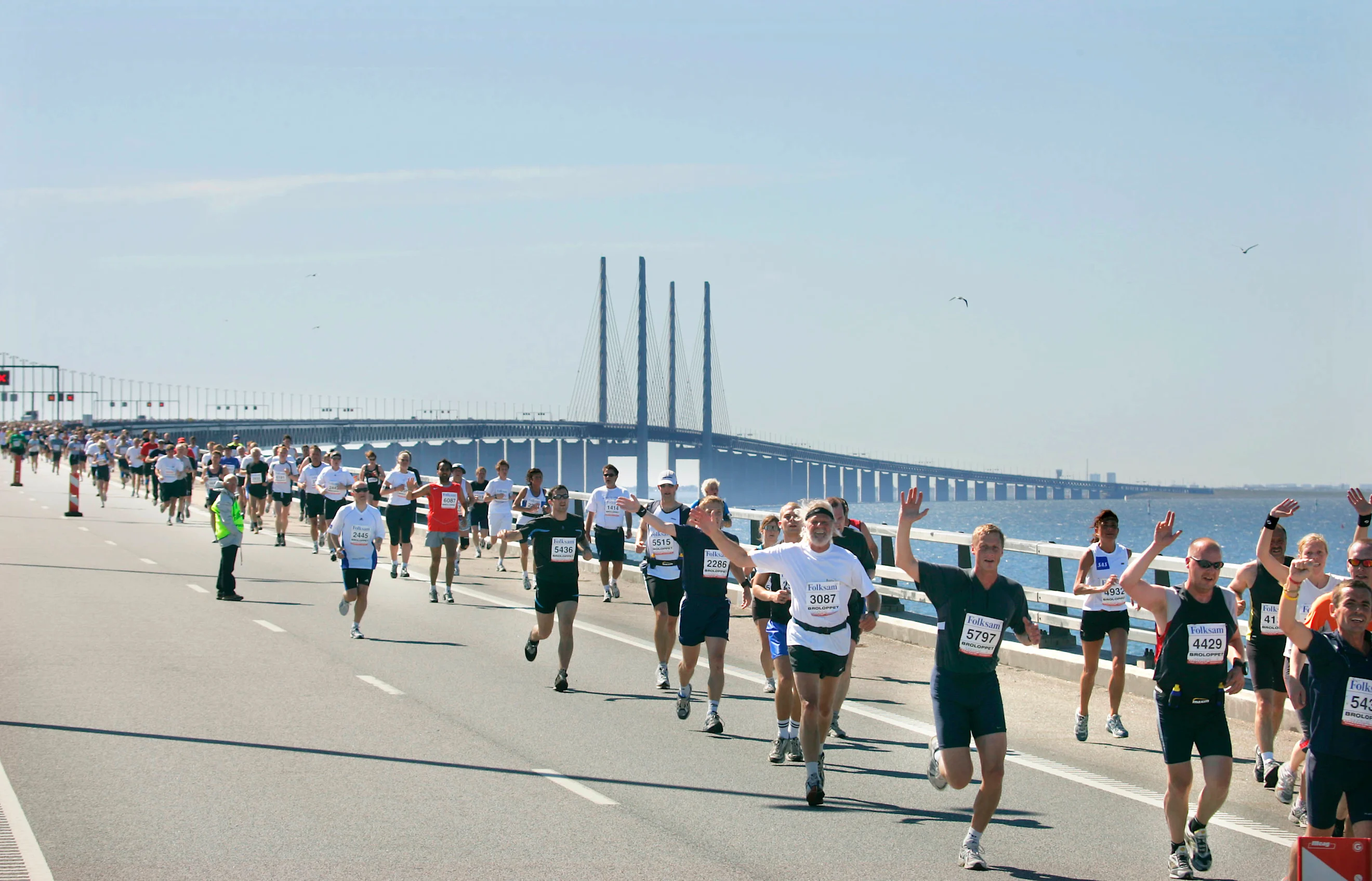 Runners cross the Øresund Bridge.