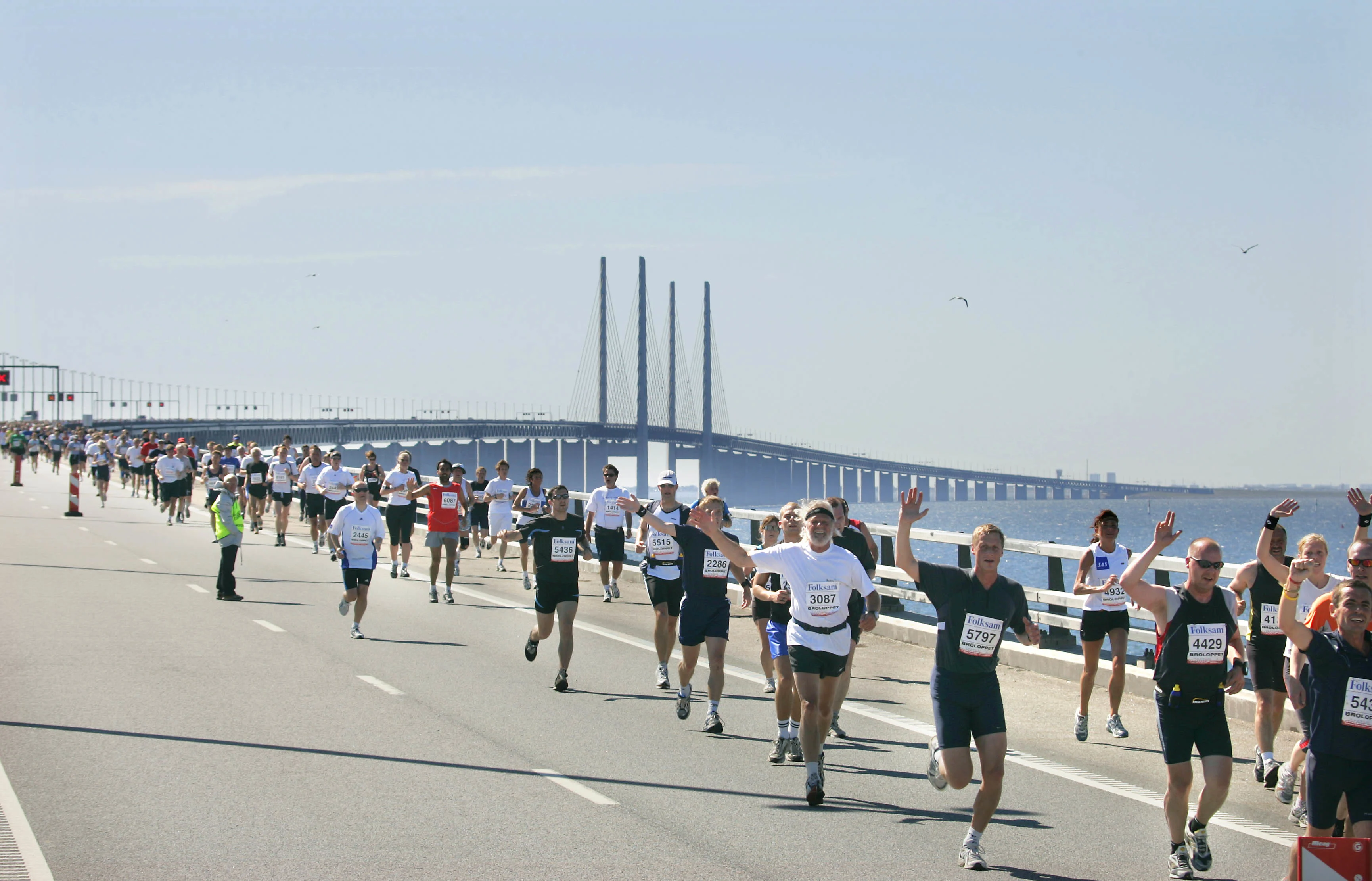 Runners cross the Öresund Bridge.