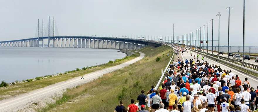 People are running the Bridge Run across the Øresund Bridge.