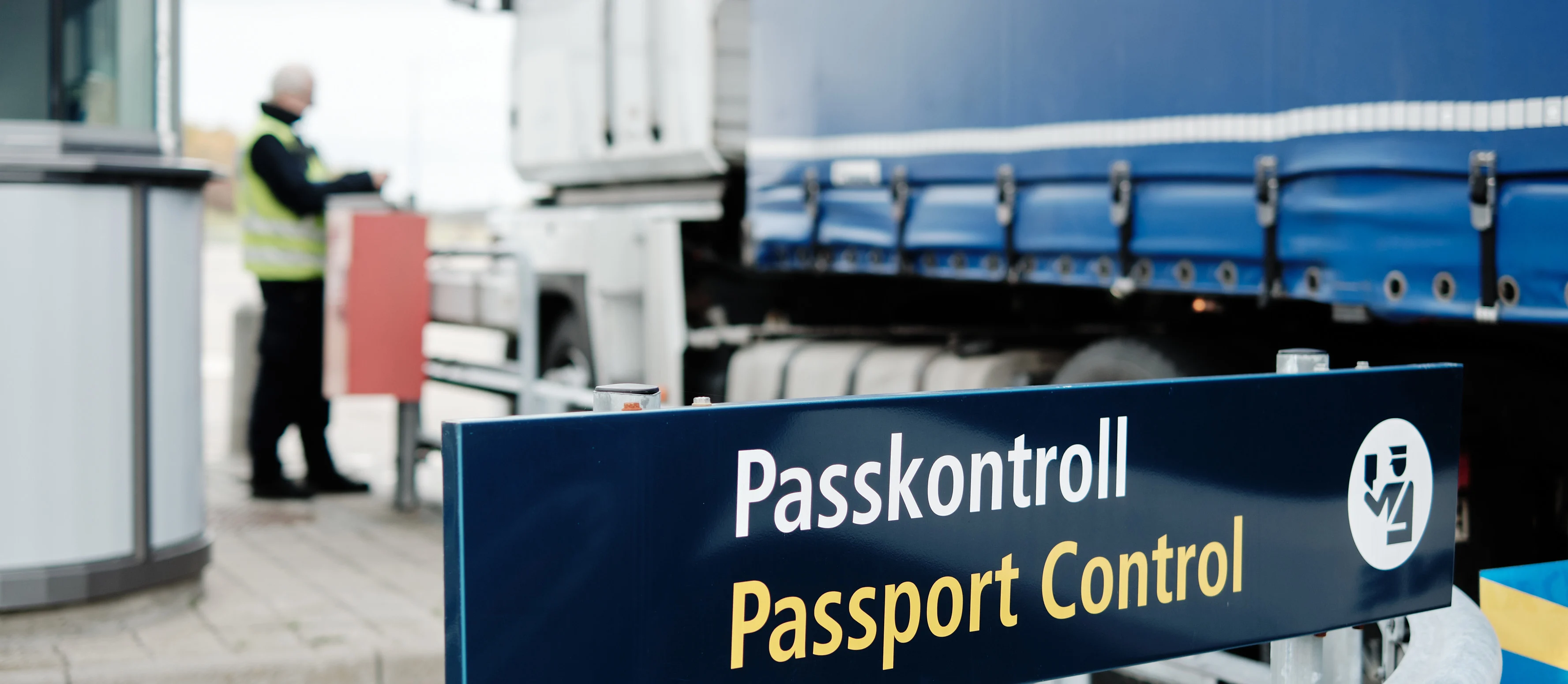 Passport control at the Øresund bridge toll plaza, where the Swedish authorities and customs carry out systematic checks.