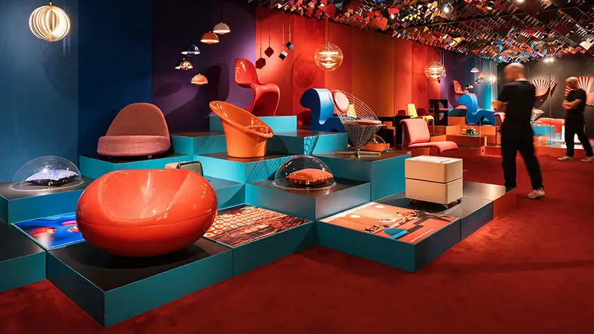 Utställningen So Danish! med färgglada möbler från dansk designhistoria.