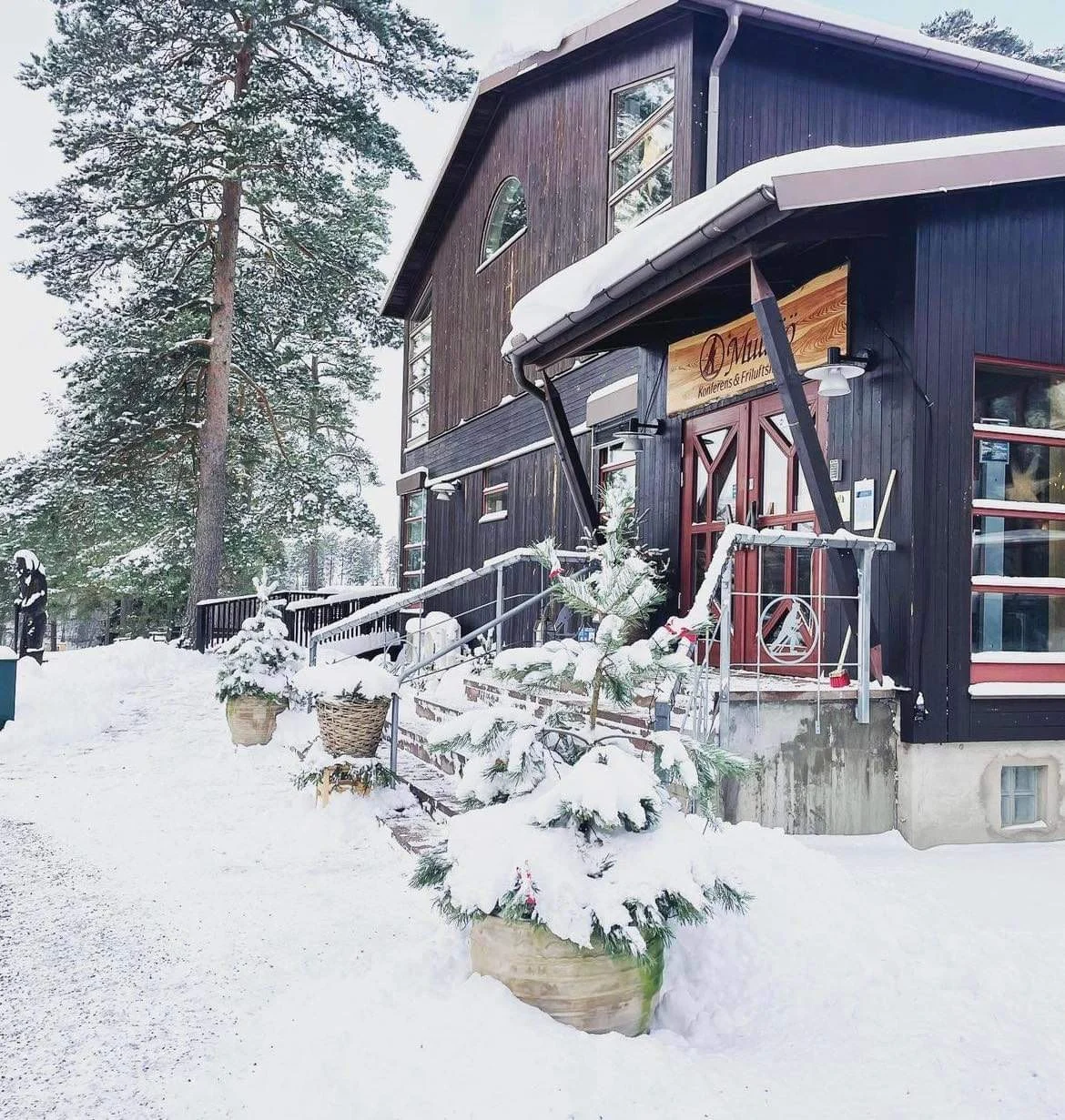 Ude foran Hotel Mullsjö i snevejr