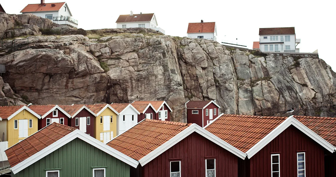 Små hytter mellem klipperne i Smögen i skærgården i Vestsverige.