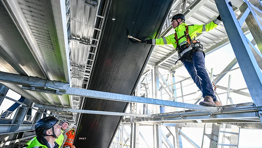 Byggearbejdere arbejder under Øresundsbroen