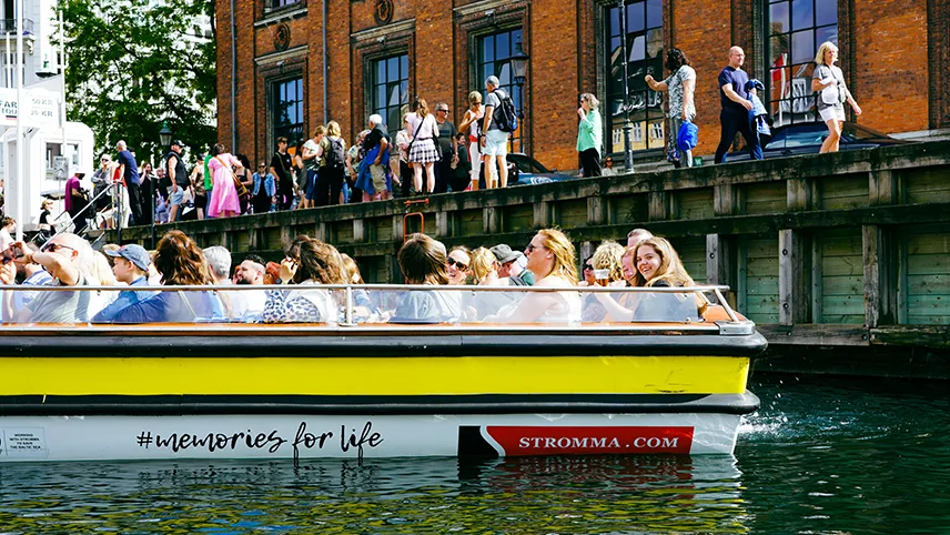 Människor i båt på sightseeing.