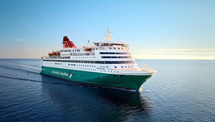 Ett av rederiets båtar ute på öppet hav. Vattnet är spegelblankt, himlen ljusblå och solen börjar gå ned. 