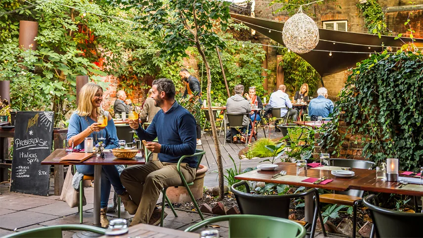 En av Lübecks mysiga restauranger, med gäster som sitter och äter och skålar.