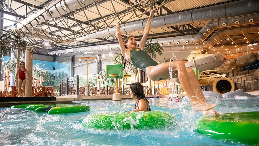 Barn som leker i poolen på Lalandia Billund.