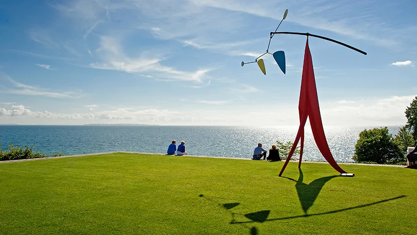 En av de stora skulpturerna utanför museet, med utsikt över Öresund och en vacker blå sommarhimmel.