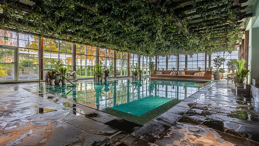 En stor indendørs pool på Ystad Saltsjöbad.