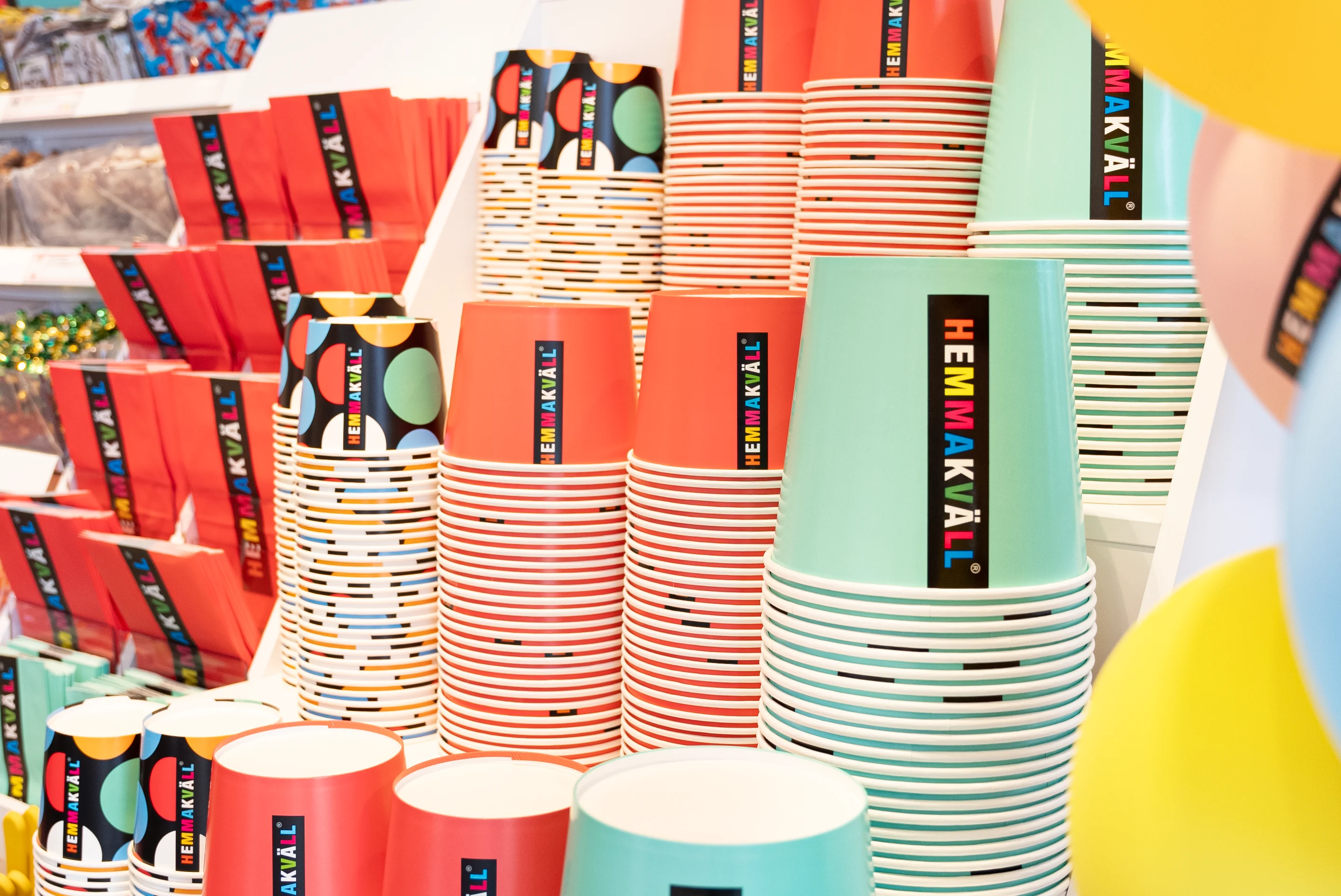 Hylder med Bland selv slik og bøtter hos Hemmakväll i Emporia og Triangeln.