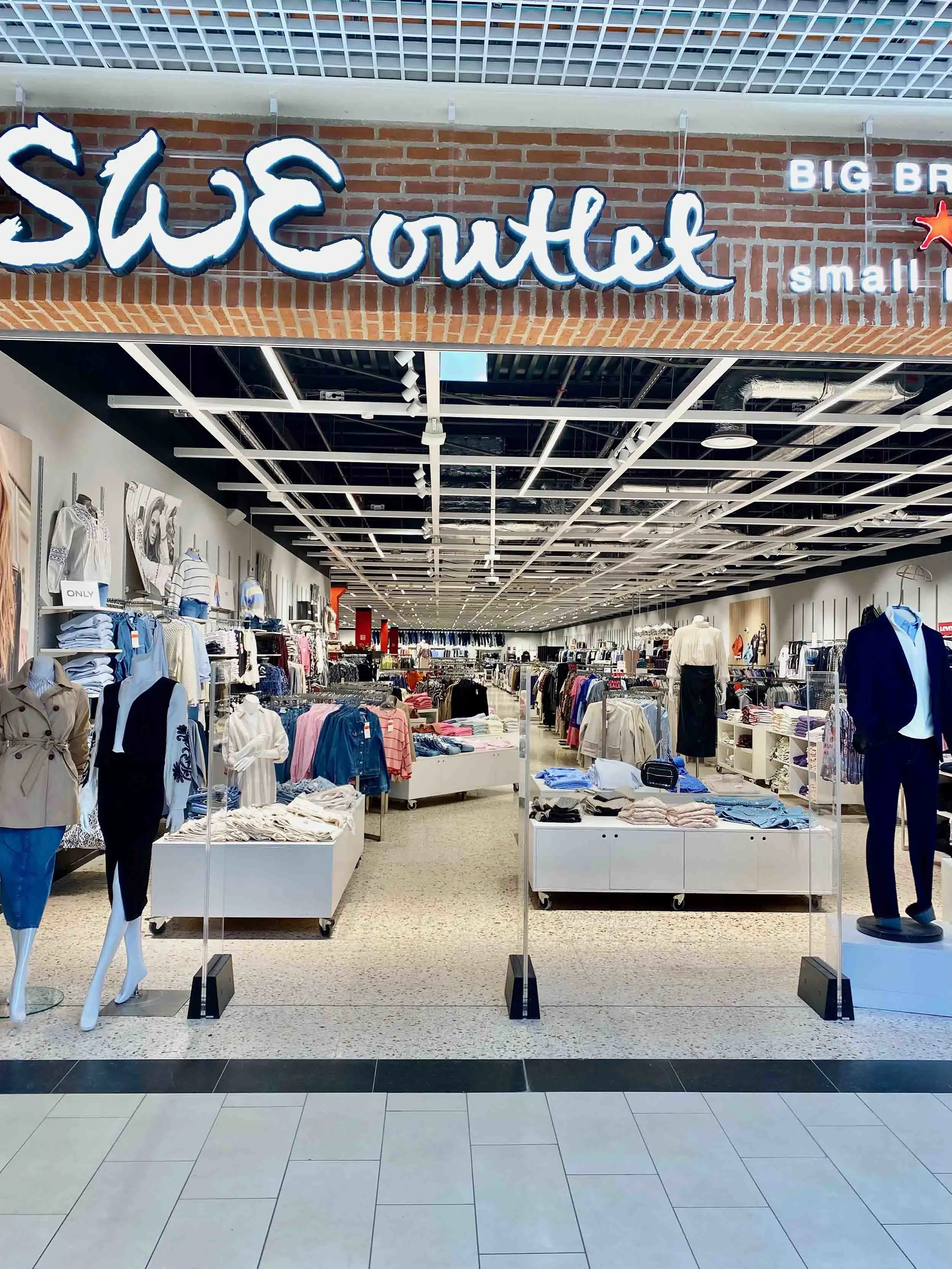 SWE outlet i Burlöv med masser af tøj til damer og herrer.
