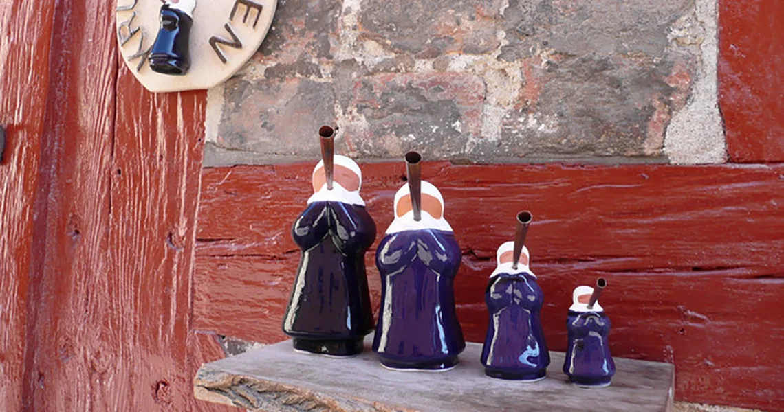 Fire stykker klassiske Ystad-souvenir-lurblæsere i keramik.