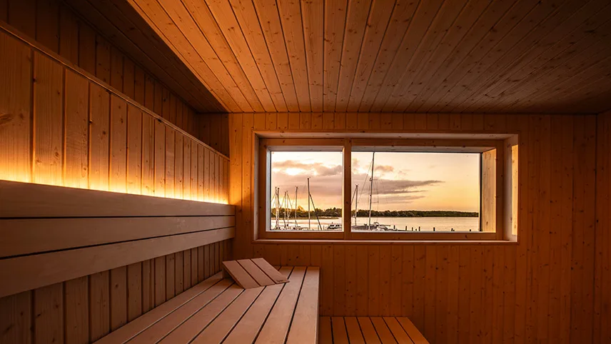 Bild inifrån en av hotellets bastur. Man ser två lavar samt ett fönster med utsikt över vattnet.