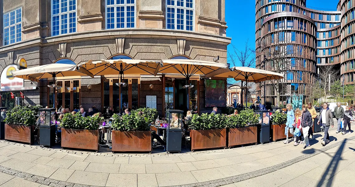 Uteserveringen på Café Vivaldi Axeltorv.