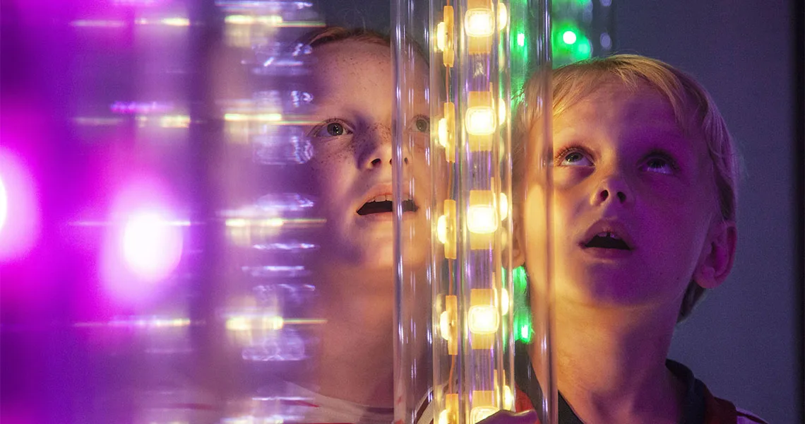 Barn i ljusutställning på Experimentarium i Köpenhamn. 