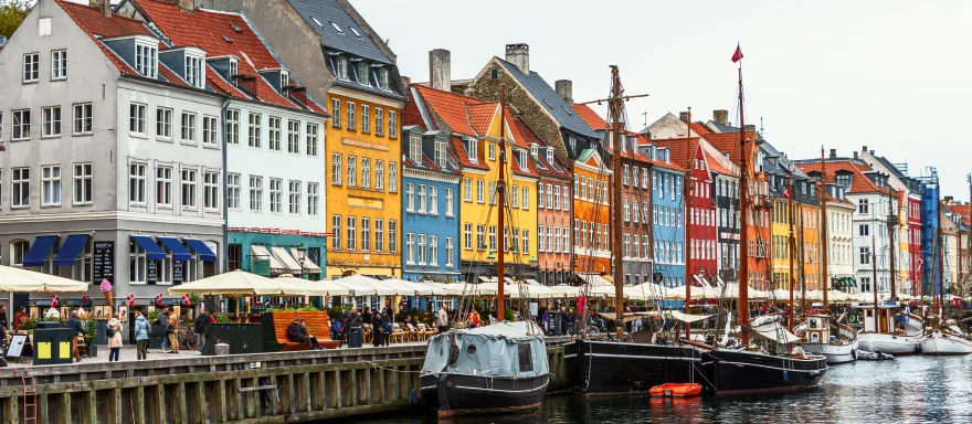 Besök Nyhavn i Köpenhamn med båtar och vackra husfasader tillsammans med CLUB Øresund.