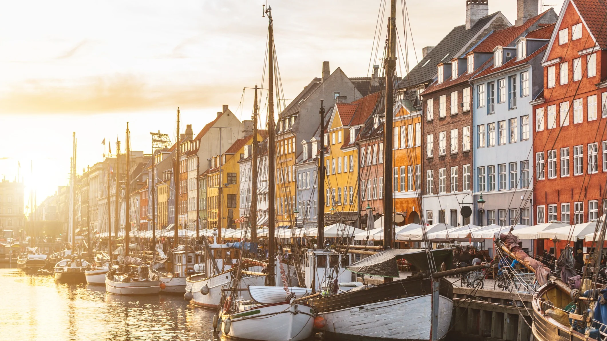 Besök Nyhavn i Köpenhamn med båtar och vackra husfasader tillsammans med CLUB Øresund.