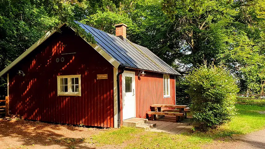 Rød lille fiskerhytte hos Destination Snogeholm.