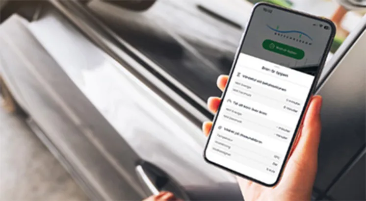 Øresundsbrons nye app med en bil i baggrunden og sommervejr
