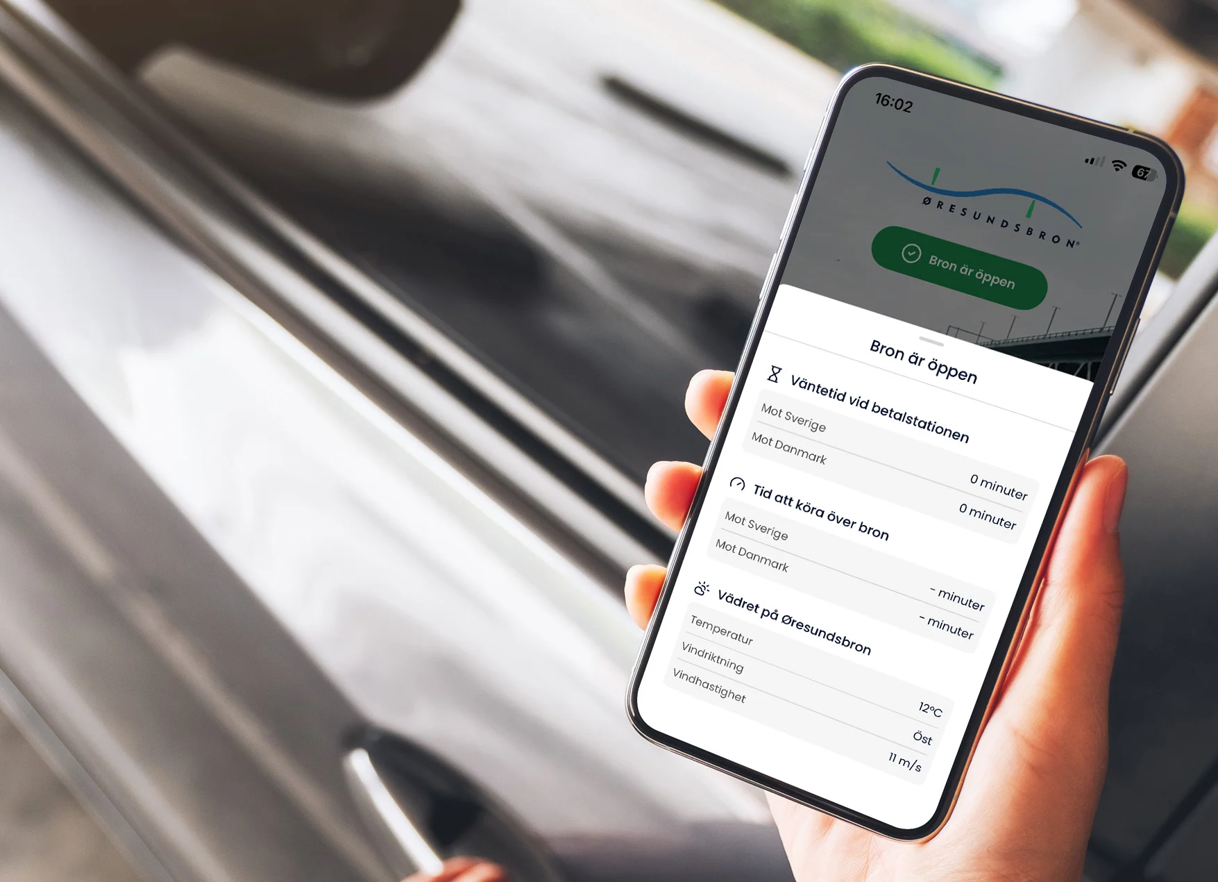 Øresundsbrons nye app med en bil i baggrunden og sommervejr