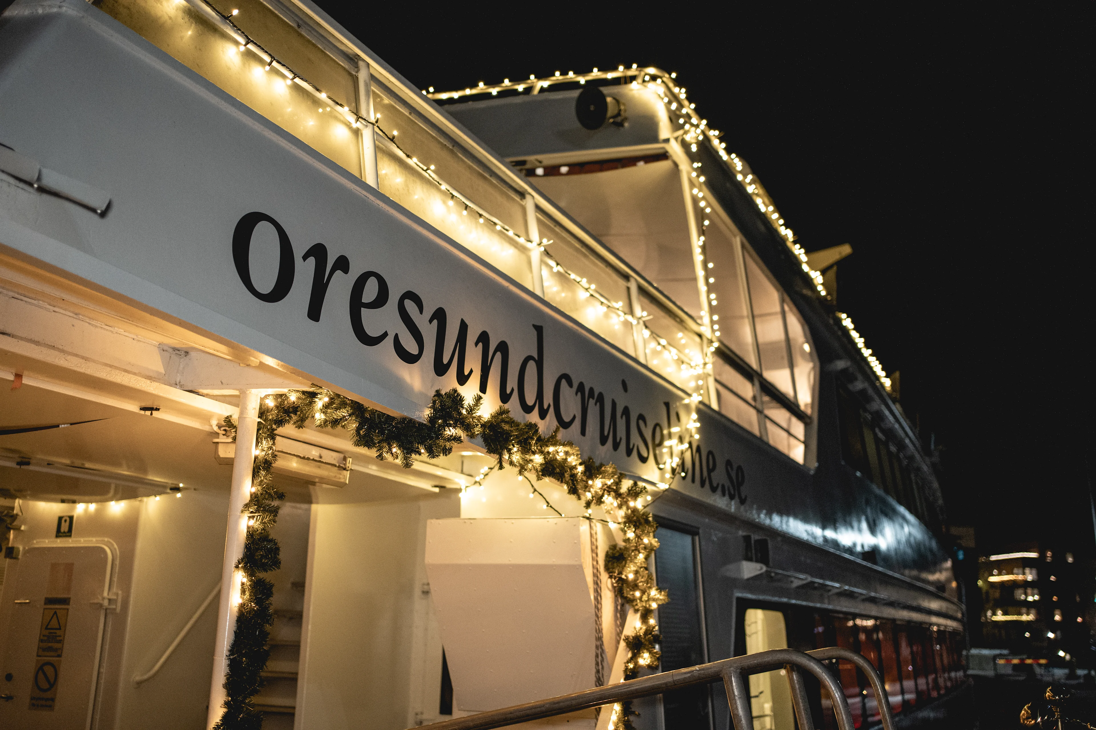 Julebord Øresund Cruise Line - MS Tilda med julelyskæde på.