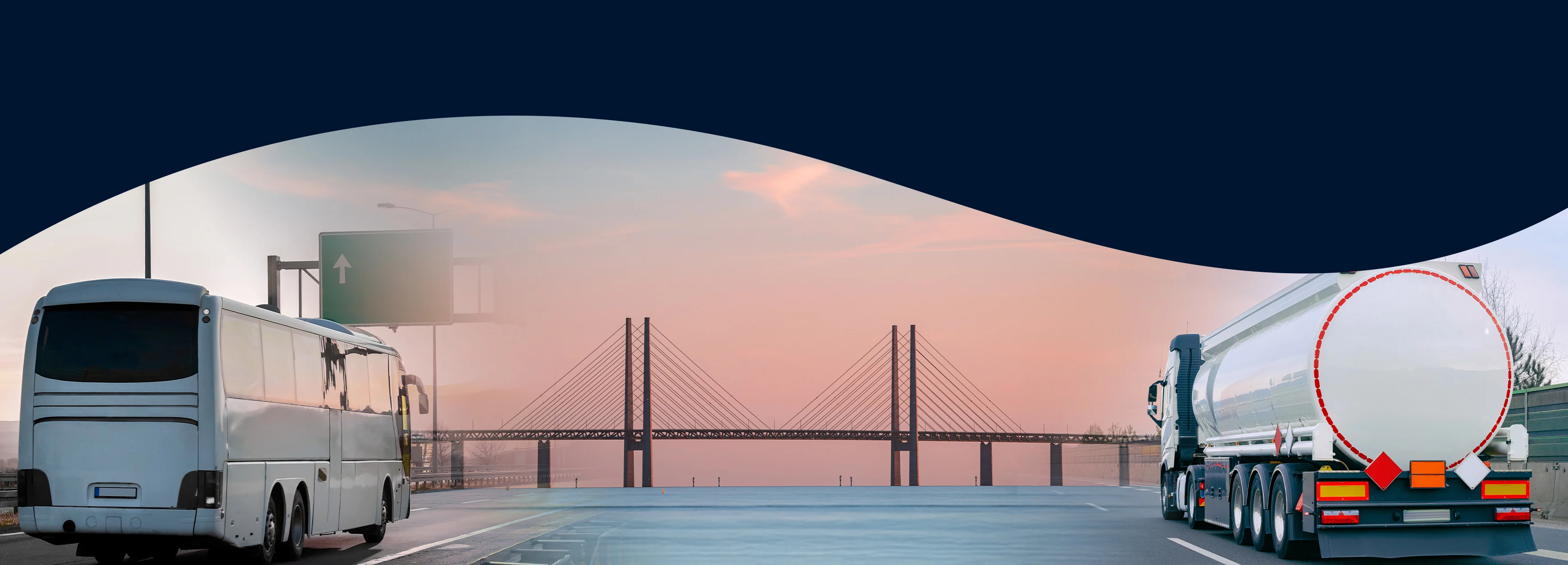 Öresundsbron omgiven av en vit lastbil och en vit buss.