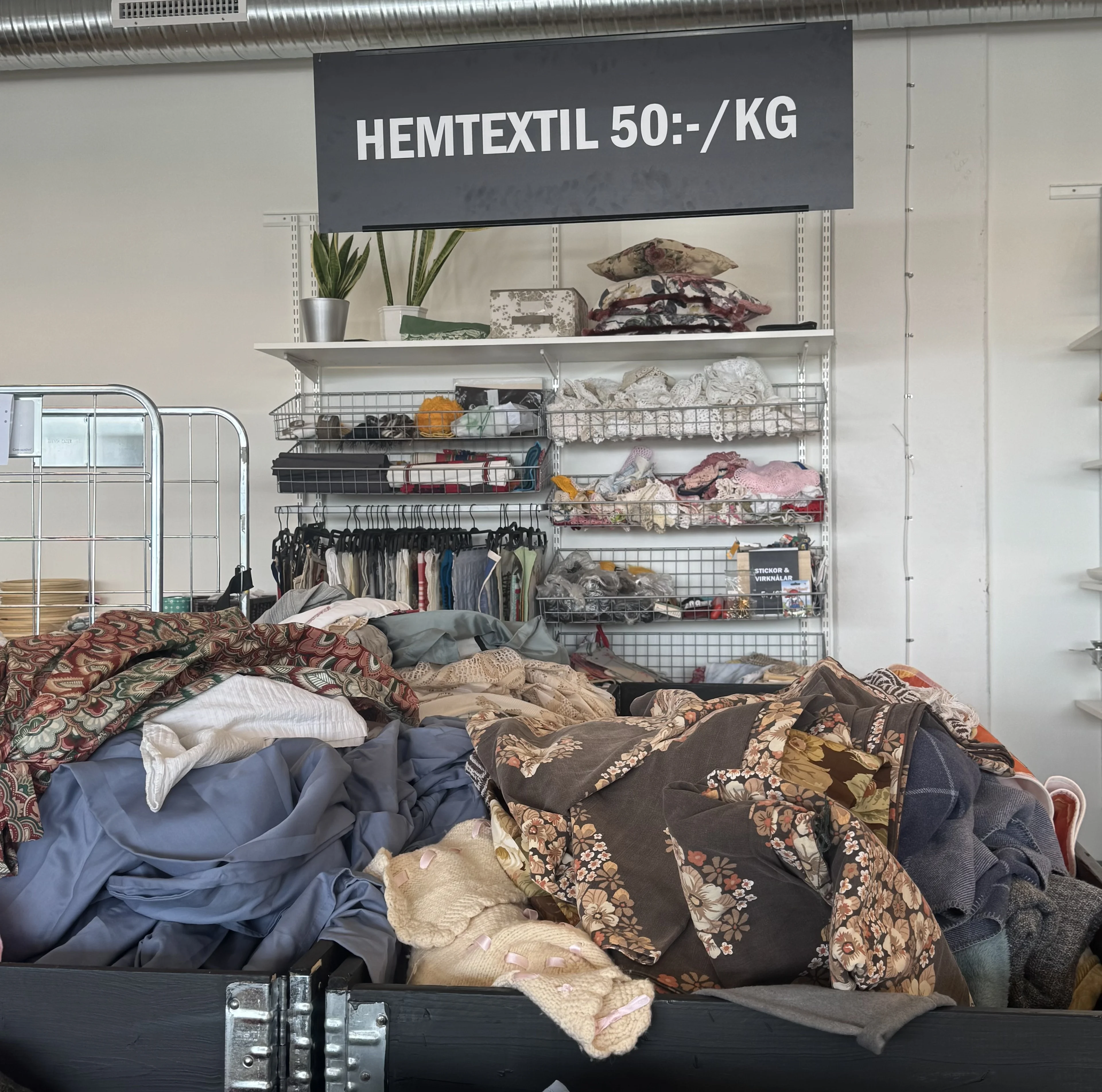 Skåne Stadsmissions outlet med hjemmetekstiler til 50 SEK pr. kg.