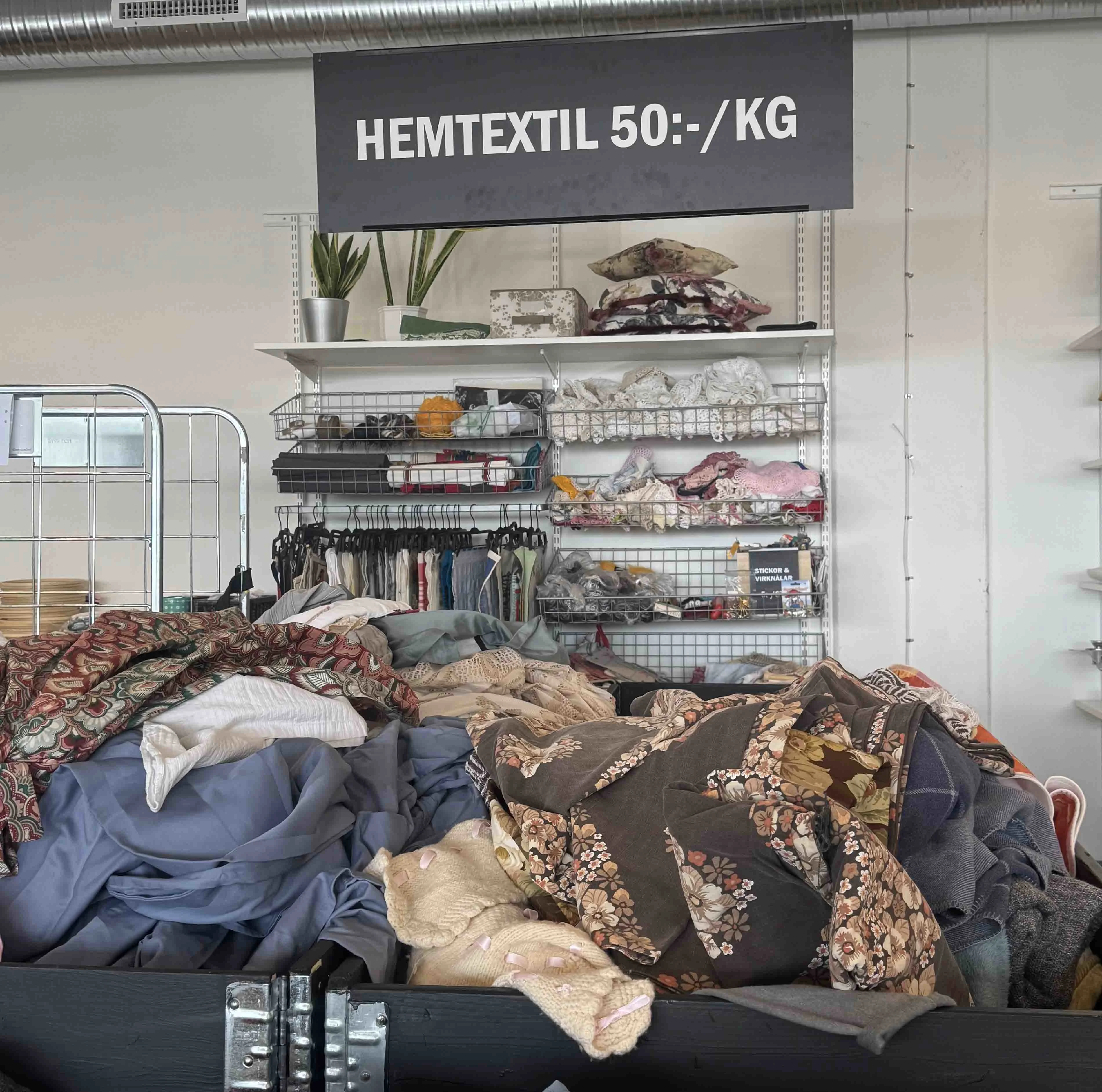 Skåne Stadsmissions outlet med hjemmetekstiler til 50 SEK pr. kg.